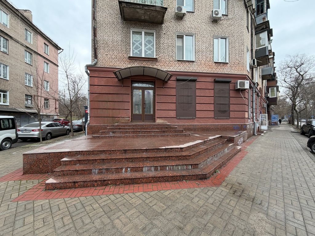 Офіс з окремим входом у центрі міста