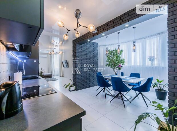 3-кімн. квартира, 117 м², вул. Михайла Максимовича