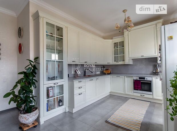 3-кімн. квартира, 130 м², вул. Коновальця Євгена