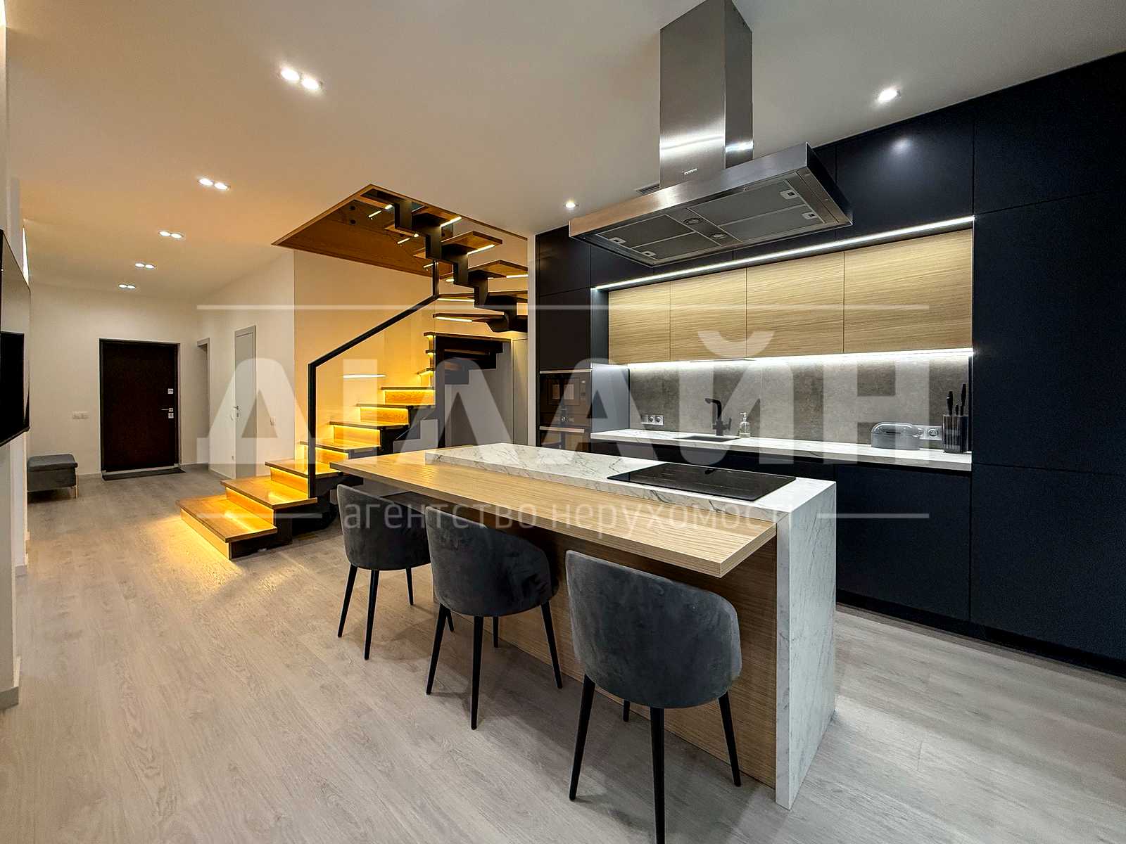 Будинок, 250 м², вул. Великолузька