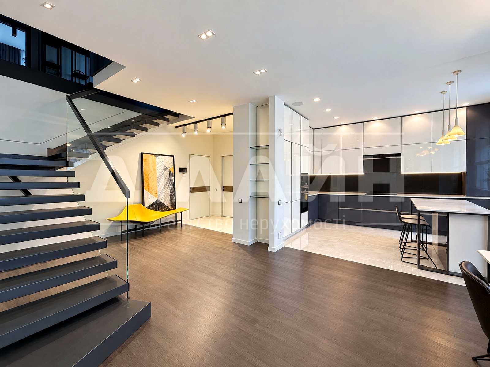 5-кімн. квартира, 240 м², вул. Розваги